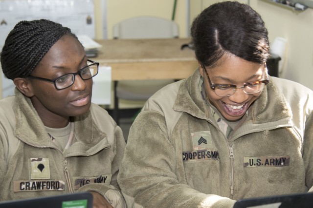Soldiers Work Together On Project