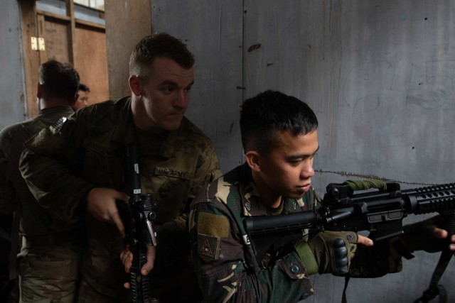US and Philippine Soldiers Train Together