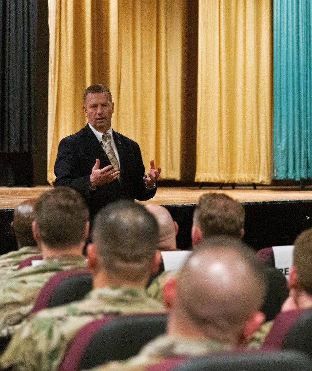 Preston discusses leadership, career growth with Fort Belvoir NCOs