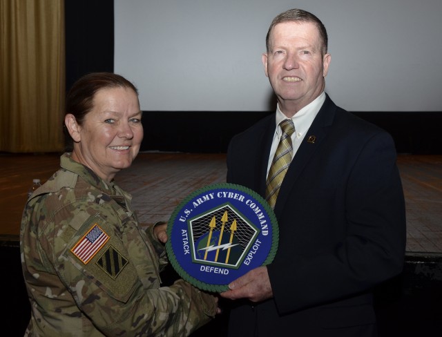 Preston discusses leadership, career growth with Fort Belvoir NCOs