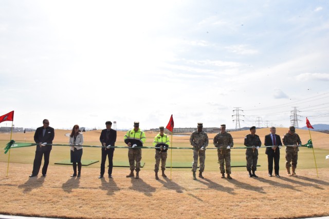 Ribbon cutting ceremony officially commemorates a new golf course