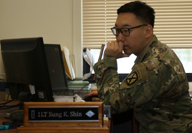 Paymasters in place:  the 33rd FMSU supports the warfighter from home