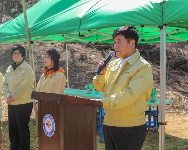 Arbor Day: U.S. Soldiers and DDC Citizens cultivate friendships