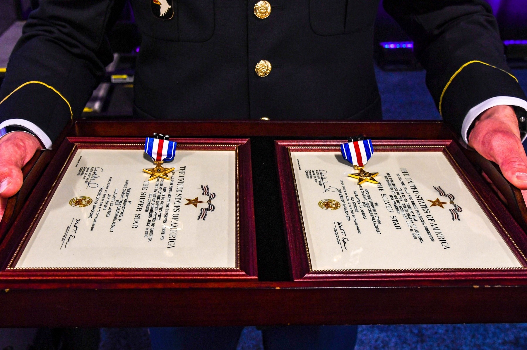 Army Vice Chief of Staff presents 101st Abn. Div. Soldiers Silver Star ...