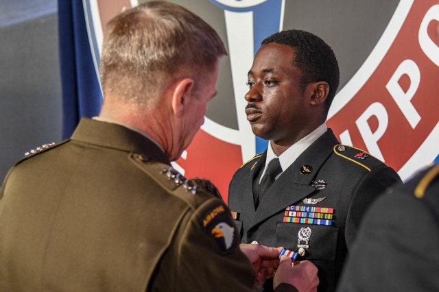 Army Vice Chief of Staff presents 101st Abn. Div. Soldiers Silver Star Medal