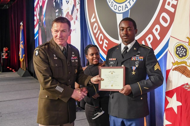 Army Vice Chief of Staff presents 101st Abn. Div. Soldiers Silver Star Medal