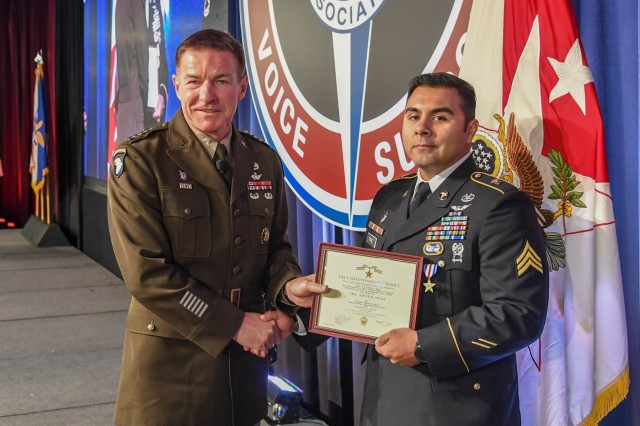 Army Vice Chief of Staff presents 101st Abn. Div. Soldiers Silver Star Medal