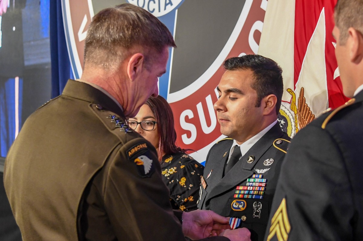 Army Vice Chief Of Staff Presents 101st Abn Div Soldiers Silver Star Medal Article The