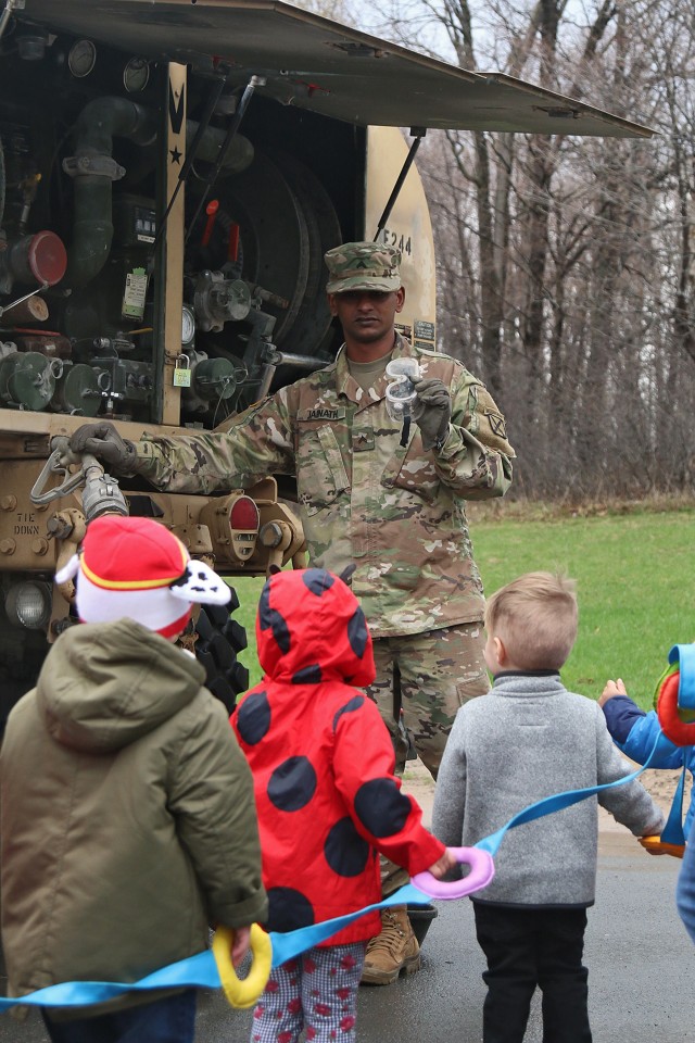 Fort Drum preschoolers learn about 'big Army trucks'