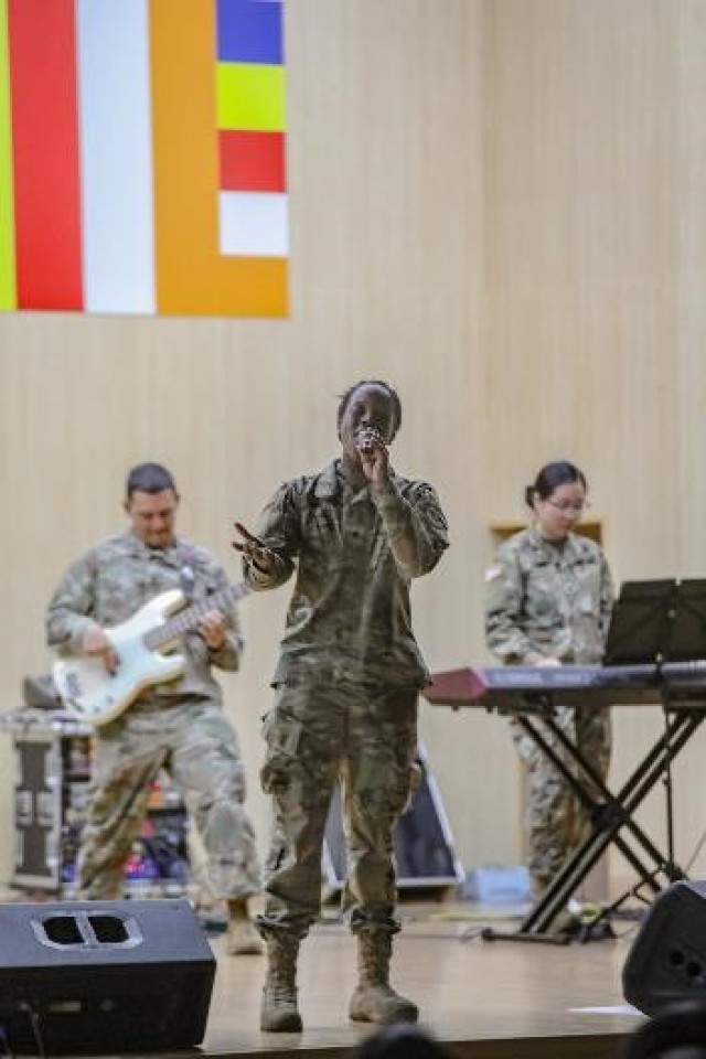 Korean students learn, rock out to Army's band 