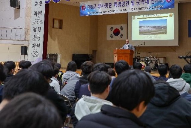 Korean students learn, rock out to Army's band 