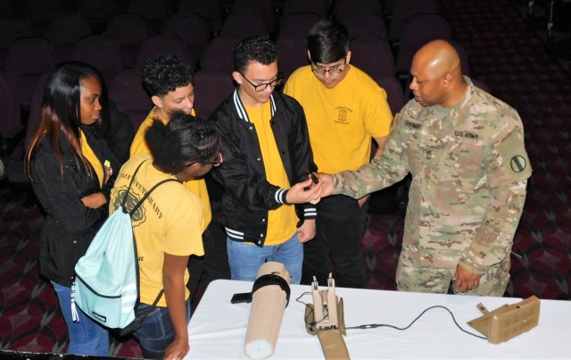 Fairmont HS JROTC visits Army REF