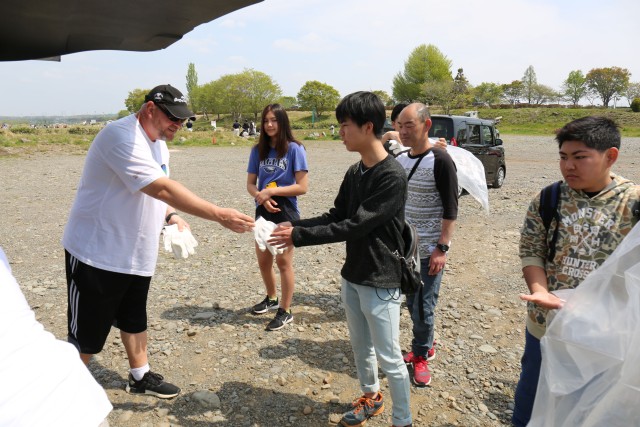 Camp Zama residents work with Japanese volunteers to clean up for Earth Day