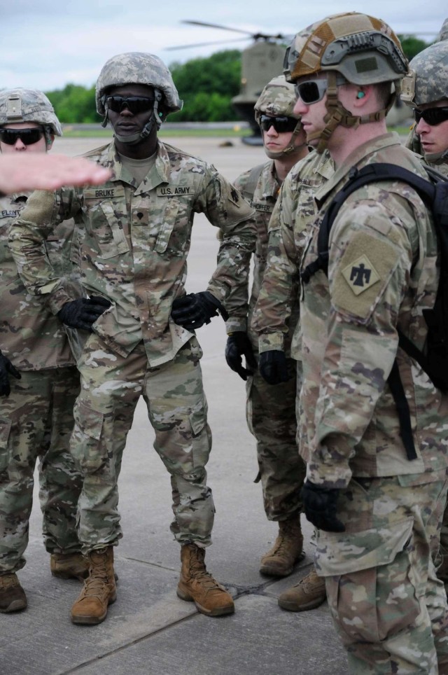 Oklahoma Guardsmen take flight in aircraft recovery training