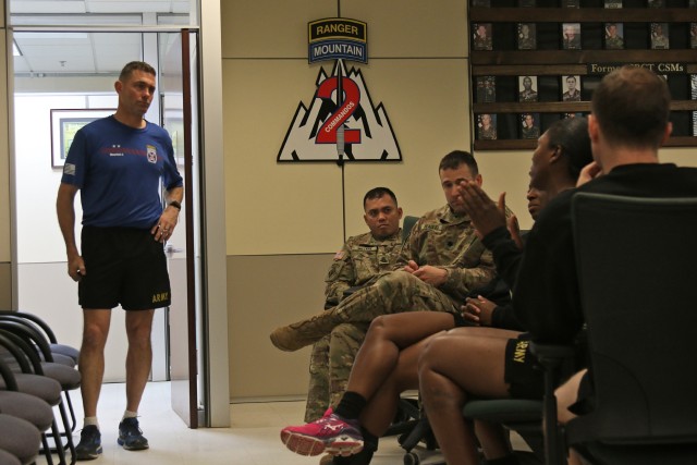 Commandos meet new 10th MTN commander