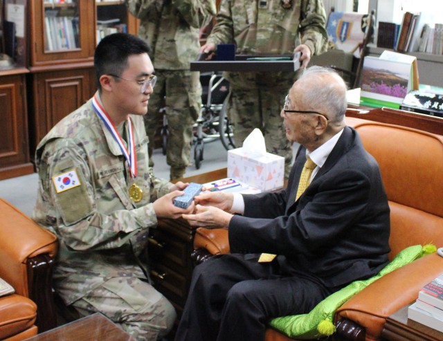 Kwon meets retired Gen. Sun Yup Paik