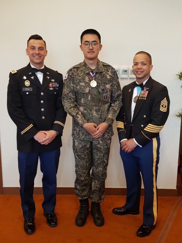 Sgt. Kwon presents the medal at the 65th Medical Brigade Ball