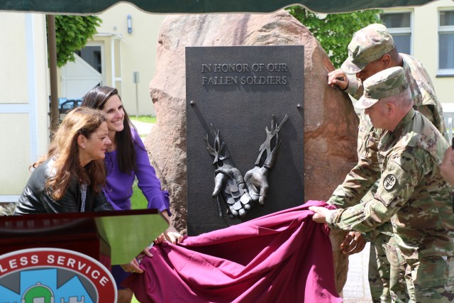Fallen Soldier Donor Memorial Unveiled at LRMC