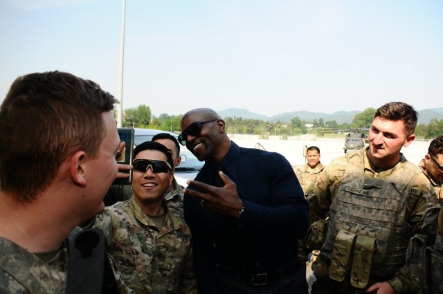 Terry Crews talks SHARP with 2IDRUCD Soldiers