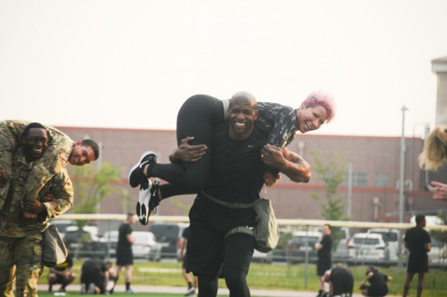 Terry Crews talks SHARP with 2IDRUCD Soldiers