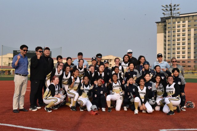 ROK-US play a friendly game of softball at Humphreys