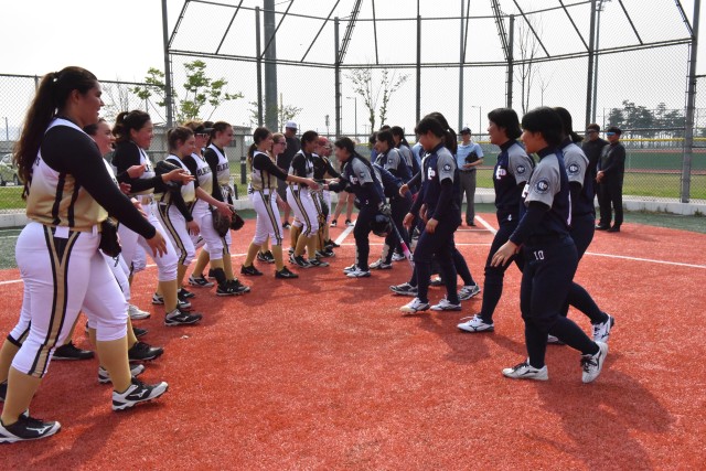 ROK-US play a friendly game of softball at Humphreys