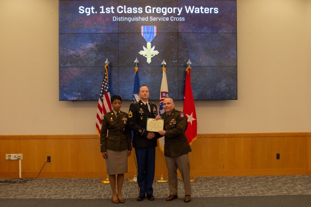 Army recruiter receives Distinguished Service Cross