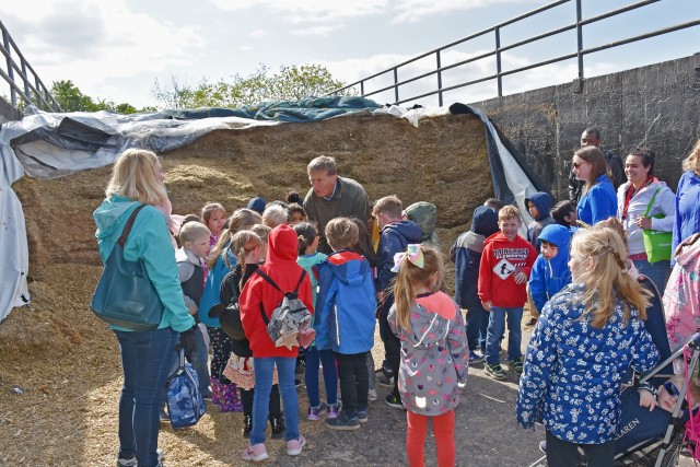 Hainerberg first-graders visit organic farm