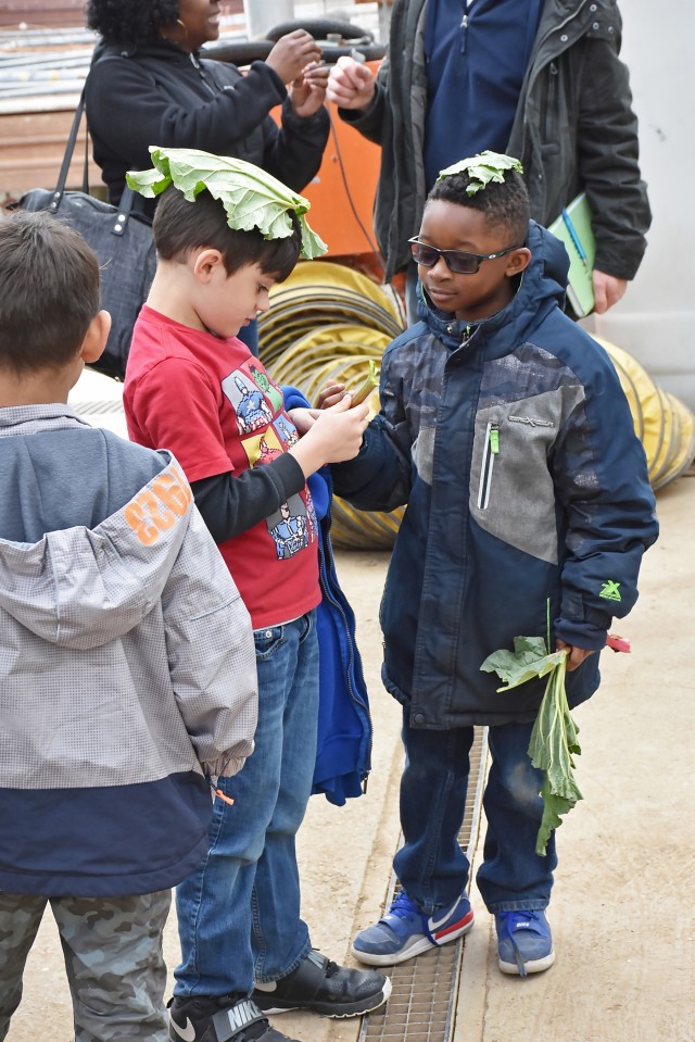 Hainerberg first-graders visit organic farm