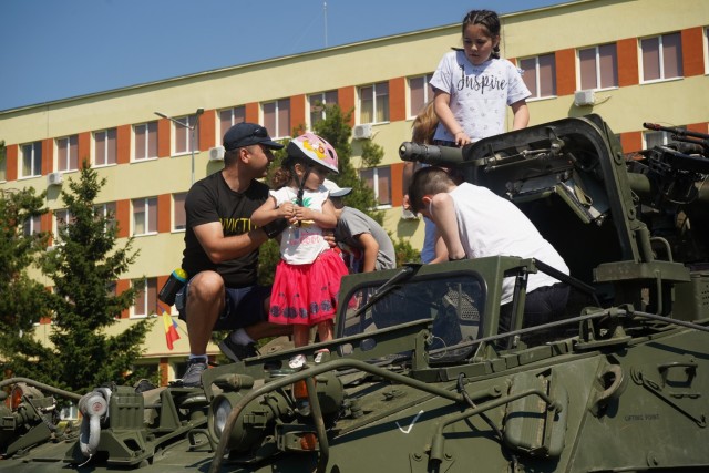 2CR and Romania foster partnership during SG19 static display
