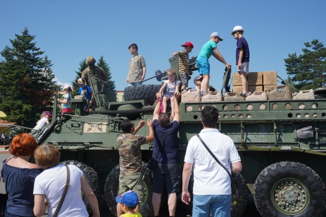 2CR and Romania foster partnership during SG19 static display