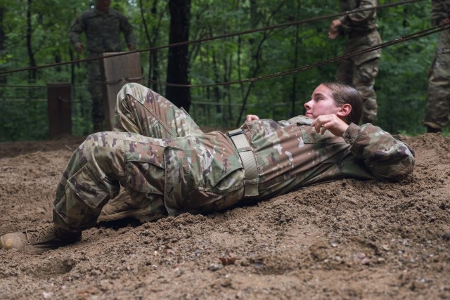 The Motivation of a Squad - 3rd Regiment of Advanced Camp completes the Obstacle Course