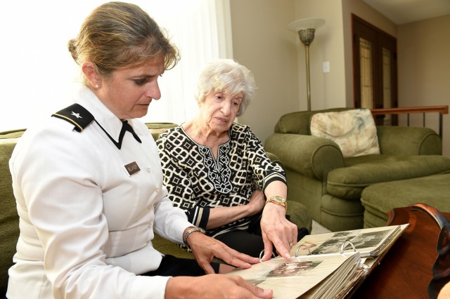 Chicago area woman honors her husband's world war II service, 40 years after his death