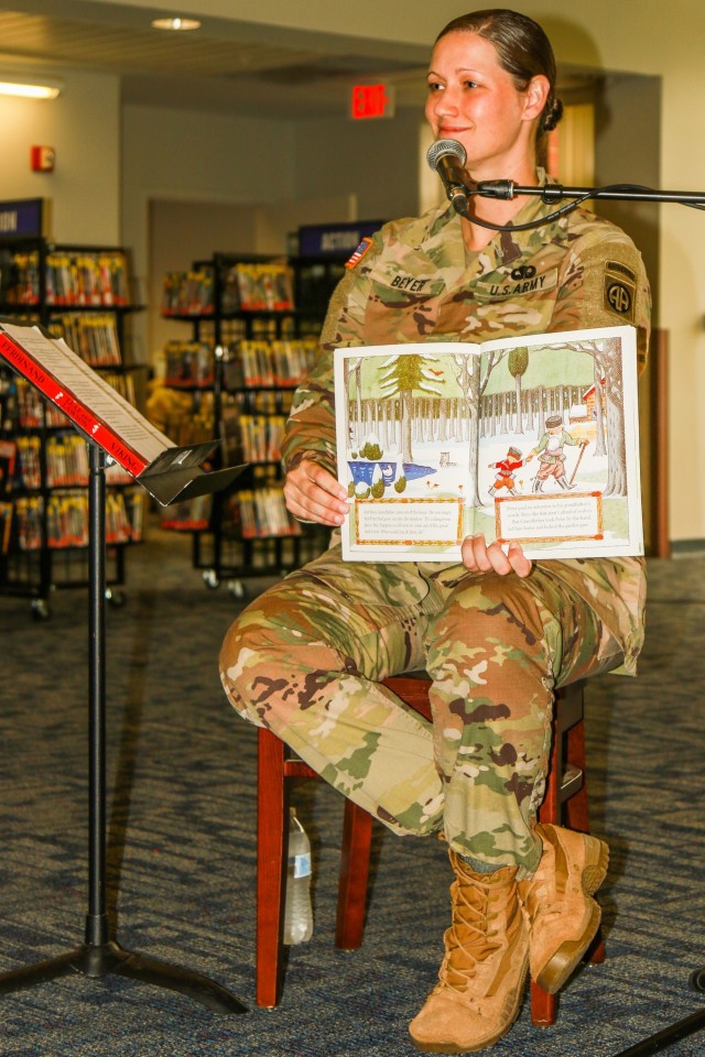 82nd Airborne Division's woodwind quintet plays at Throckmorton Library