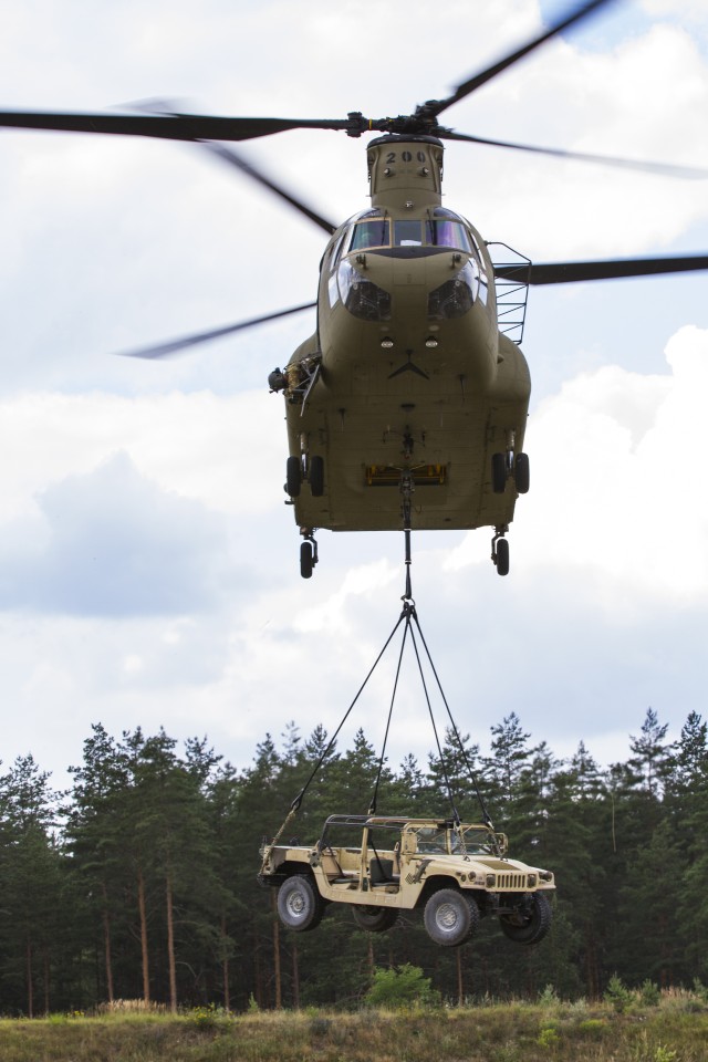 1st Eng. Soldiers Learn the Ropes of a Sling Load