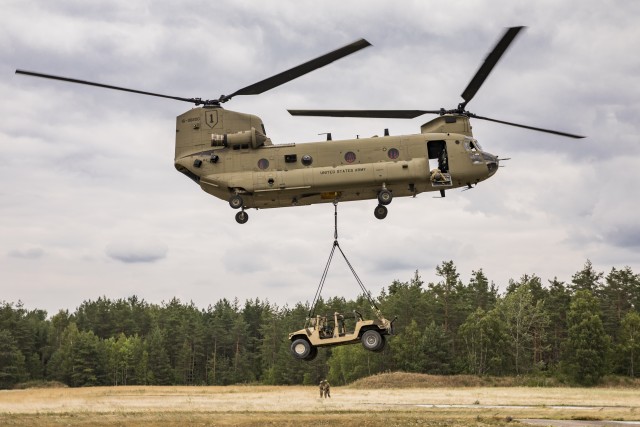 1st Eng. Soldiers Learn the Ropes of a Sling Load