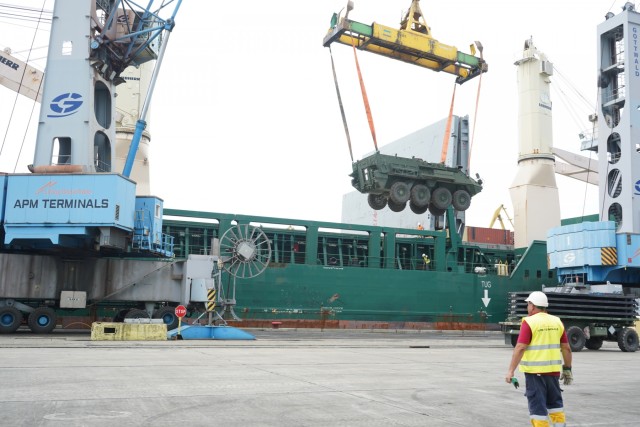 2/2CR unloads vehicles at the Poti port for AS19