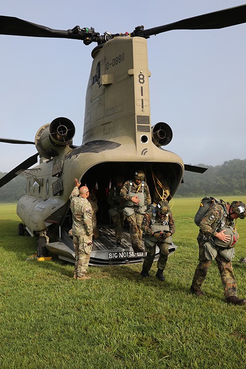 New York National Guard Soldiers Provide Ch-47 Transport For Leapfest 