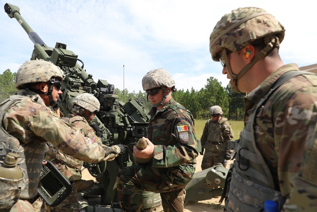 Moldovan field artillery trains with North Carolina Guard