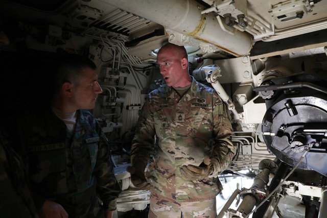 Moldovan field artillery trains with North Carolina Guard