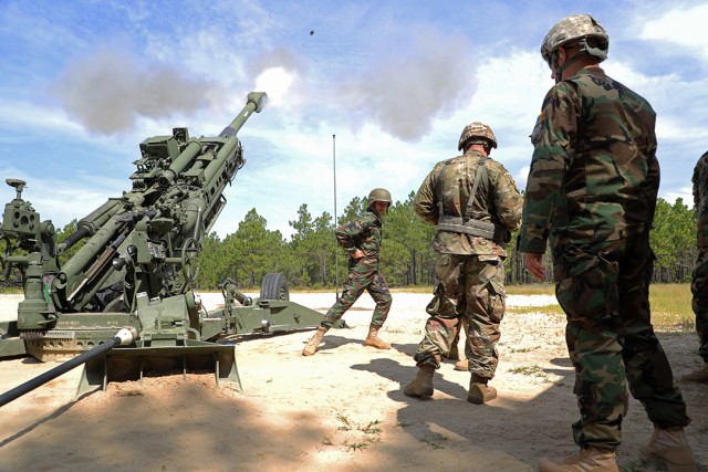 Moldovan field artillery trains with North Carolina Guard