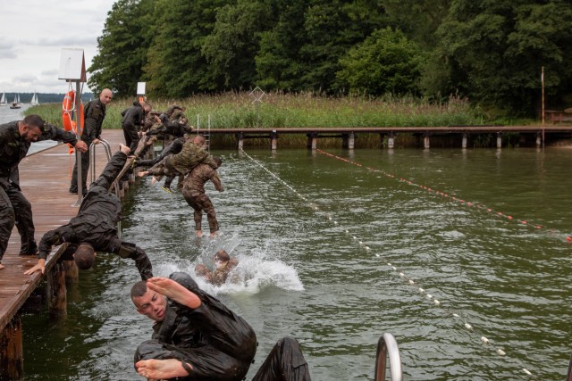 Pennsylvania, Tennessee Soldiers do water training in Poland