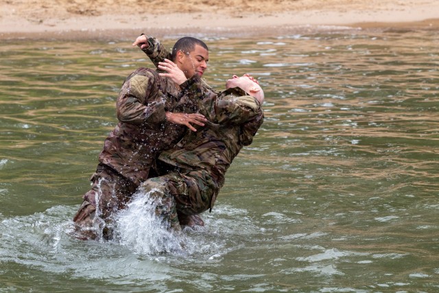 Pennsylvania, Tennessee Soldiers do water training in Poland