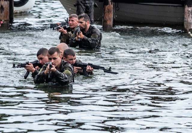 Pennsylvania, Tennessee Soldiers do water training in Poland
