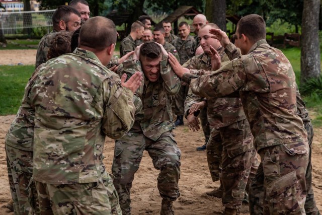 Pennsylvania, Tennessee Soldiers do water training in Poland