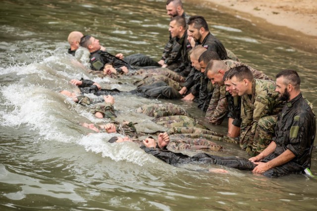 Pennsylvania, Tennessee Soldiers do water training in Poland