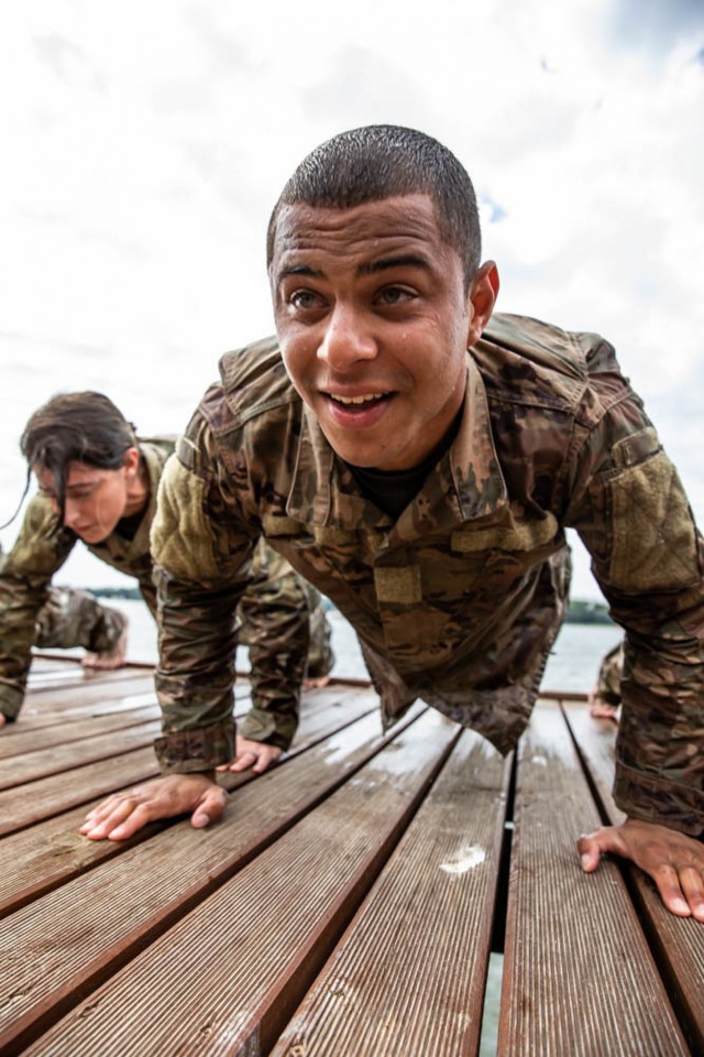 Pennsylvania, Tennessee Soldiers do water training in Poland