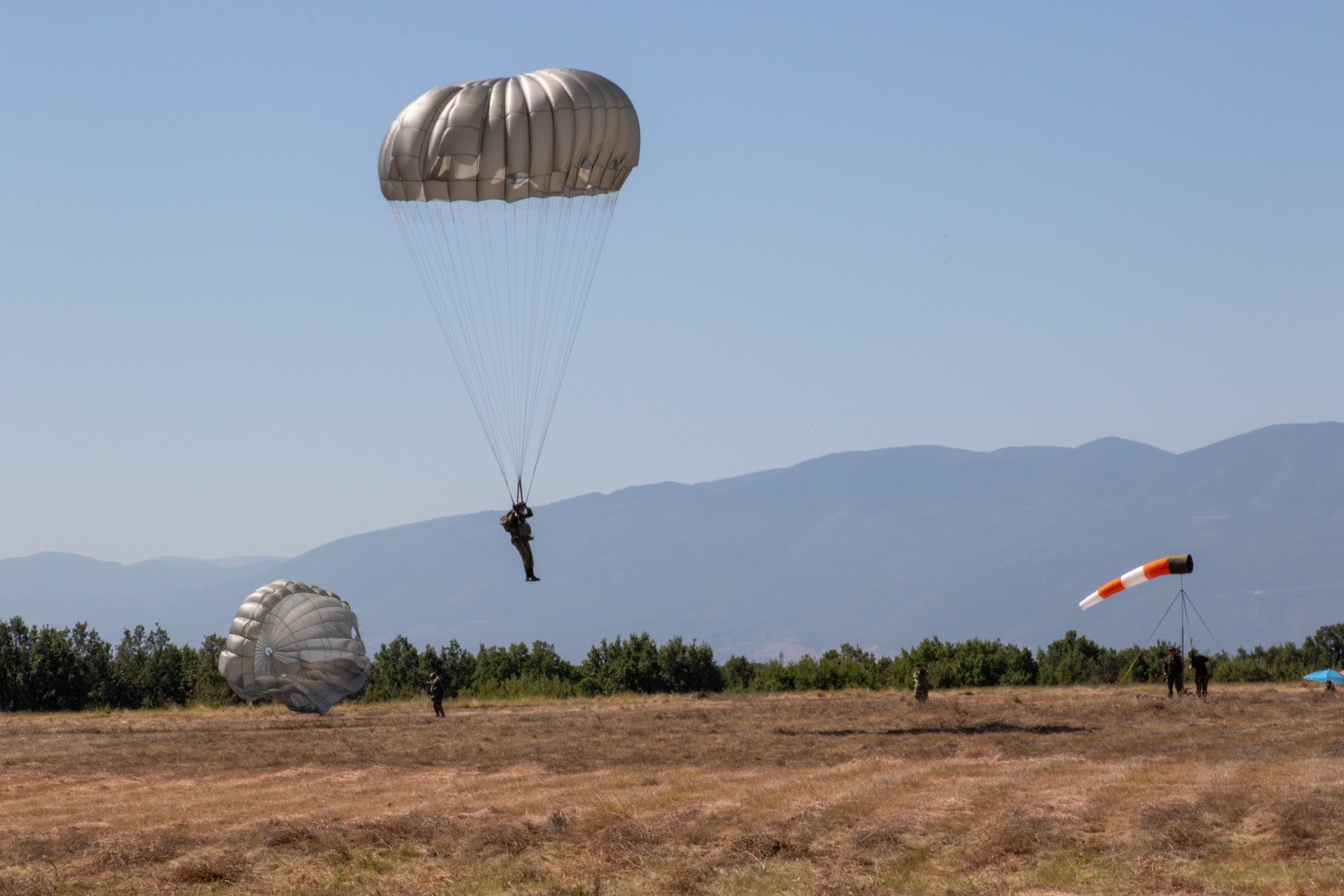 U.s., Bulgarian Soldiers Conduct Static Line Paradrop Training 