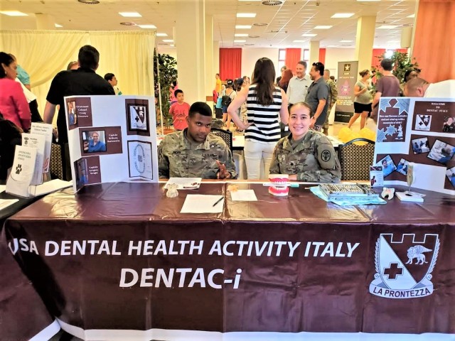 DENTAC-Italy Soldiers offer career and volunteer assistance