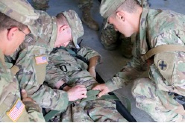 Illinois Guard members conduct combat lifesaver training